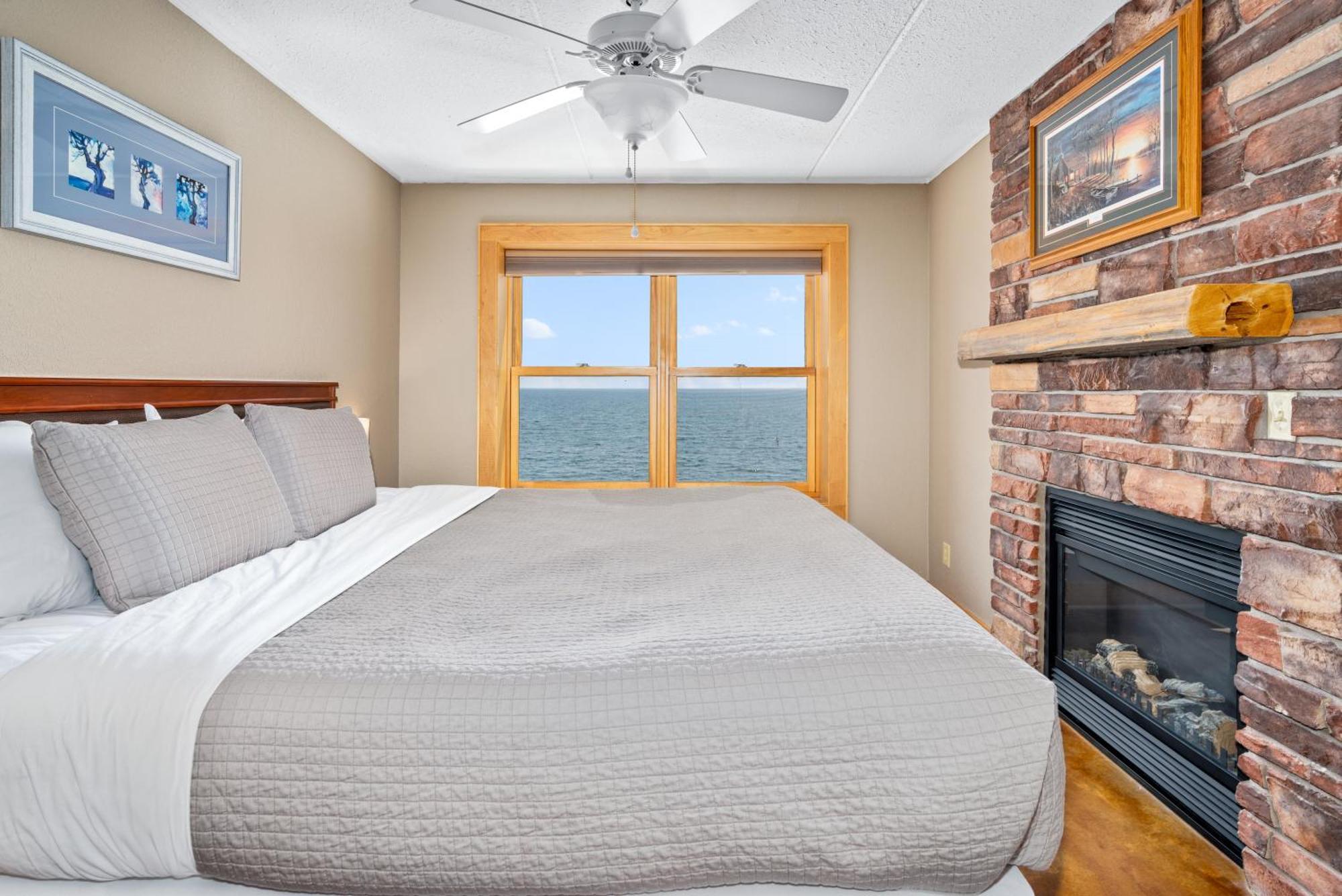 East Bay Suites Grand Marais Exterior photo