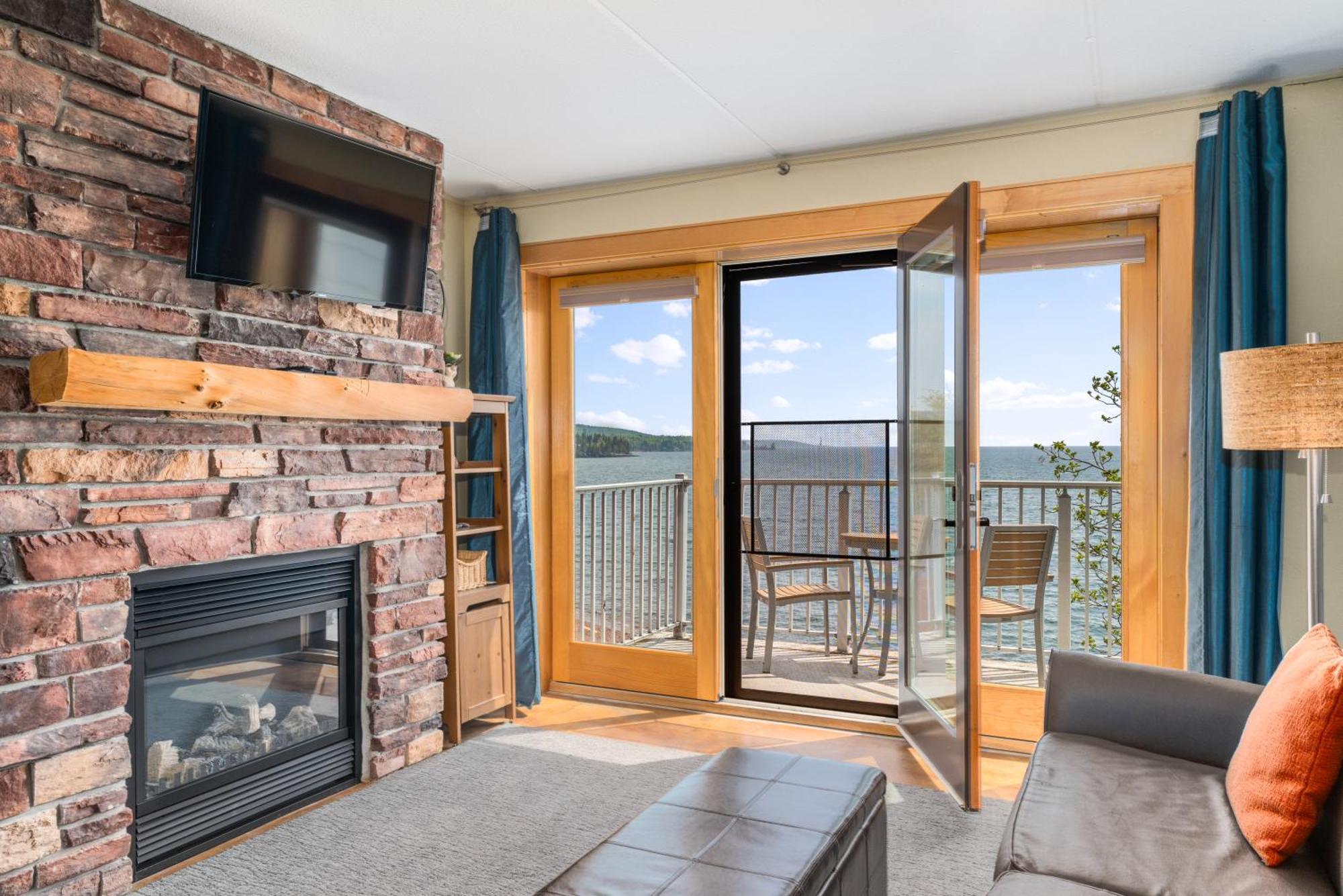 East Bay Suites Grand Marais Exterior photo