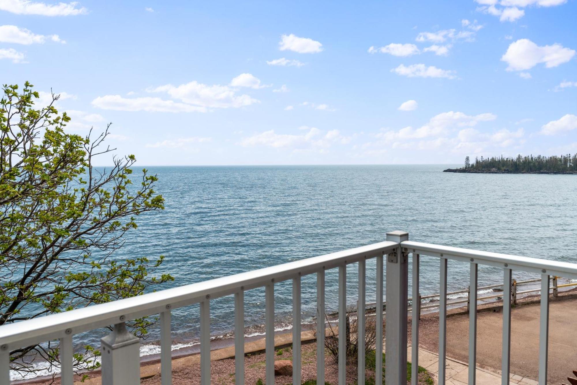 East Bay Suites Grand Marais Exterior photo